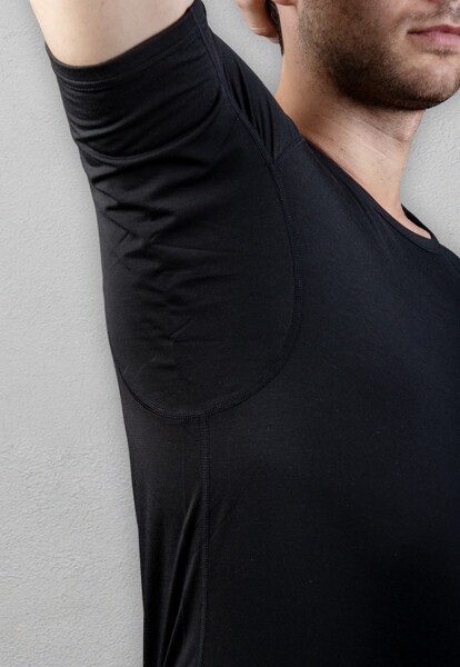 Met onze HappyShirts (ronde hals) hoef je je geen zorgen meer te maken over vervelende zweetgeurtjes of -plekken! Onze HappyShirts zijn speciaal ontworpen om deze problemen te voorkomen. Zo zijn ze gemaakt van materialen met een antibacteriële werking, waardoor je de hele dag fris blijft ruiken. Bovendien zijn ze gemaakt van zijdezacht en verkoelend materiaal (95% lenzing modal en 5% spandex), waardoor je je comfortabel voelt, zelfs tijdens intensieve activiteiten.
De ingenaaide okselpads zijn speciaal ontwikkeld om zweetplekken in je kleding te voorkomen. Met deze HappyShirts blijft je kleding schoon en droog, en kun je vol vertrouwen genieten van al je activiteiten. Kortom, met de HappyShirts hoef je je nooit meer zorgen te maken over vervelende zweetproblemen!Maattabel