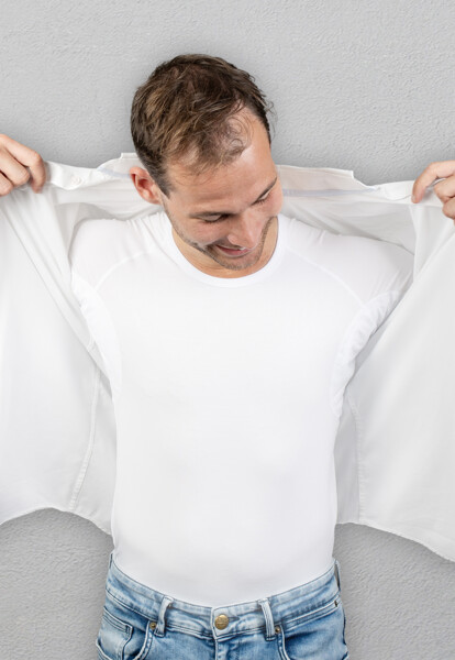Met onze HappyShirts (ronde hals) hoef je je geen zorgen meer te maken over vervelende zweetgeurtjes of -plekken! Onze HappyShirts zijn speciaal ontworpen om deze problemen te voorkomen. Zo zijn ze gemaakt van materialen met een antibacteriële werking, waardoor je de hele dag fris blijft ruiken. Bovendien zijn ze gemaakt van zijdezacht en verkoelend materiaal (95% lenzing modal en 5% spandex), waardoor je je comfortabel voelt, zelfs tijdens intensieve activiteiten.
De ingenaaide okselpads zijn speciaal ontwikkeld om zweetplekken in je kleding te voorkomen. Met deze HappyShirts blijft je kleding schoon en droog, en kun je vol vertrouwen genieten van al je activiteiten. Kortom, met de HappyShirts hoef je je nooit meer zorgen te maken over vervelende zweetproblemen!Maattabel
